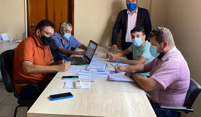 "Vereadores se reúnem na presidência da câmara municipal para discutir e aprovar relatórios de projetos em tramitação"