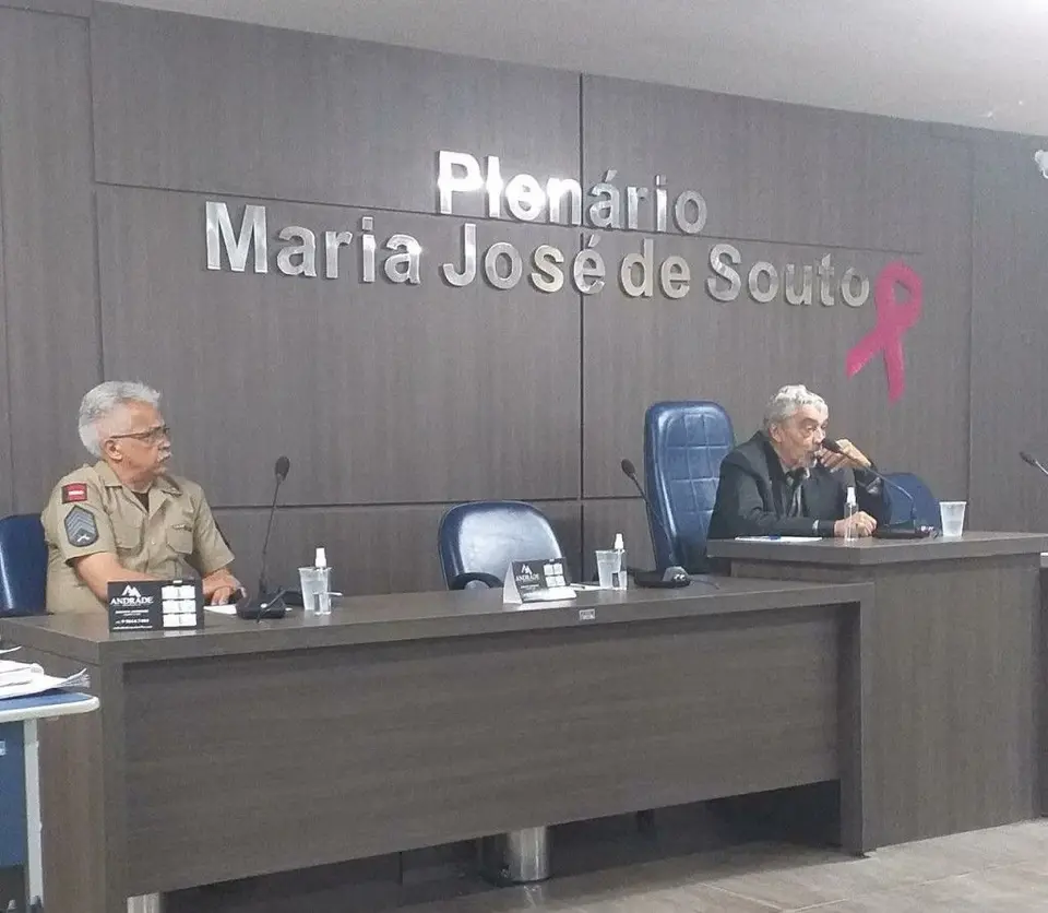 Capitão do 9° batalhão da polícia militar visita a câmara em sessão especial