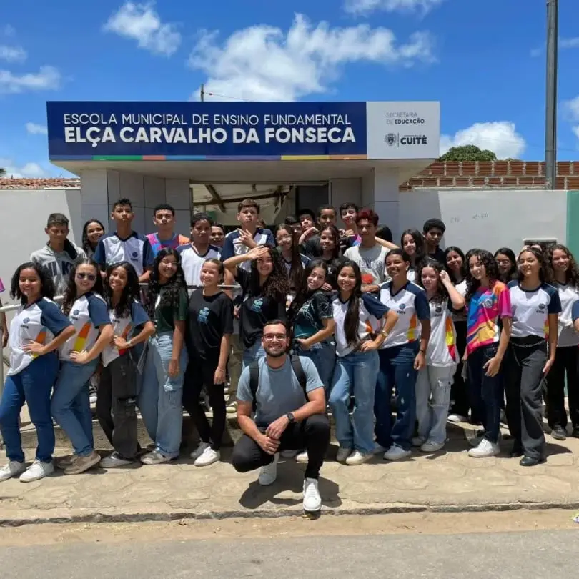 Estudantes de Cuité analisam história política brasileira na Câmara