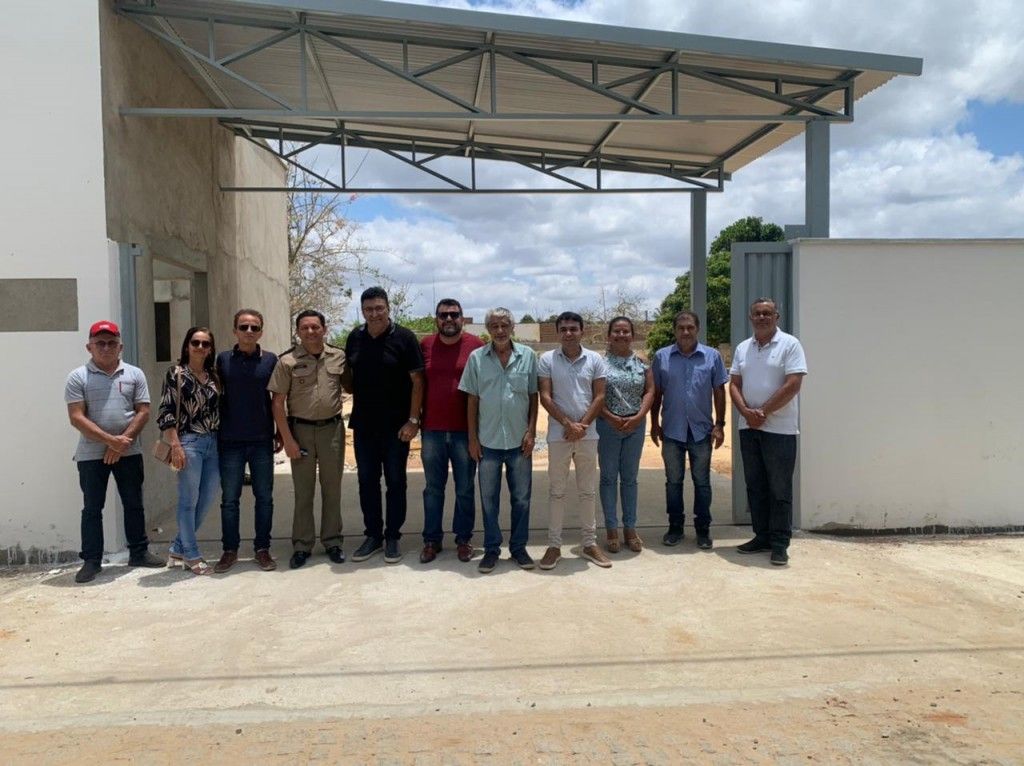 Vereadores visitam escola onde funcionará o quartel do 9º batalhão de polícia militar