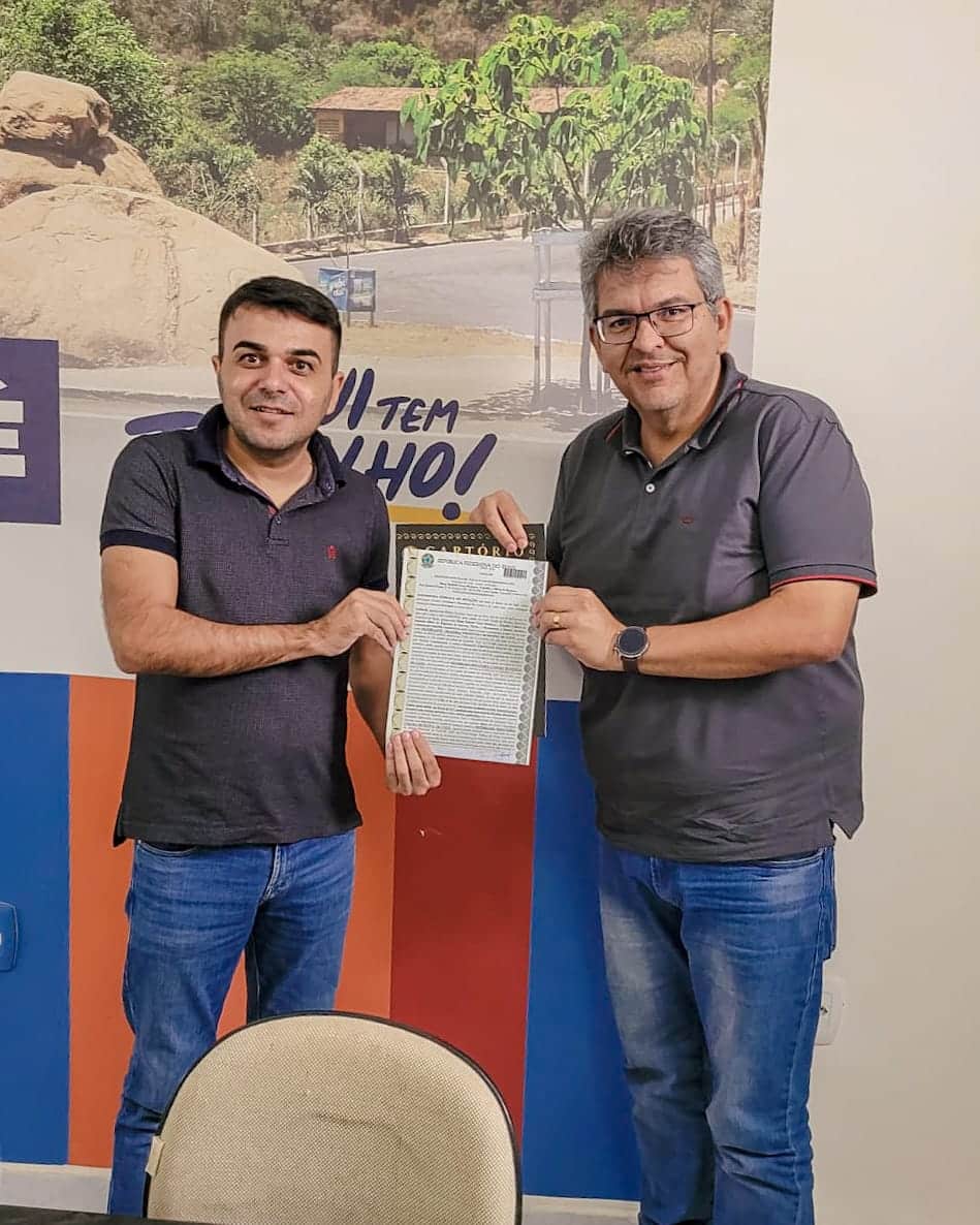 Presidente Dagmando Lopes oficializa assinatura da escritura do terreno doado para a Câmara Municipal de Cuité
